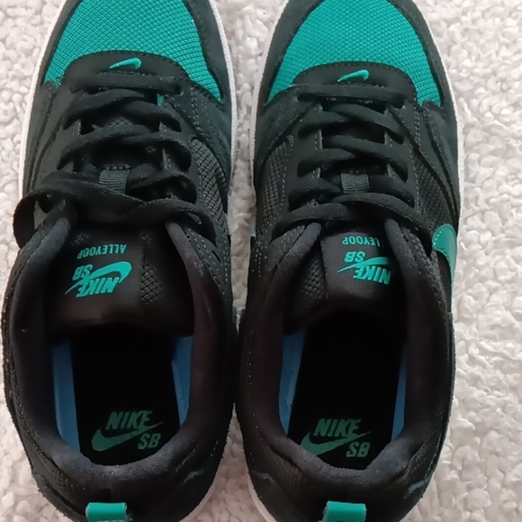NikeSB Alleyoop Black/Mystic Green Textured Canvas and Suede Sneakers - Picture 9 of 11